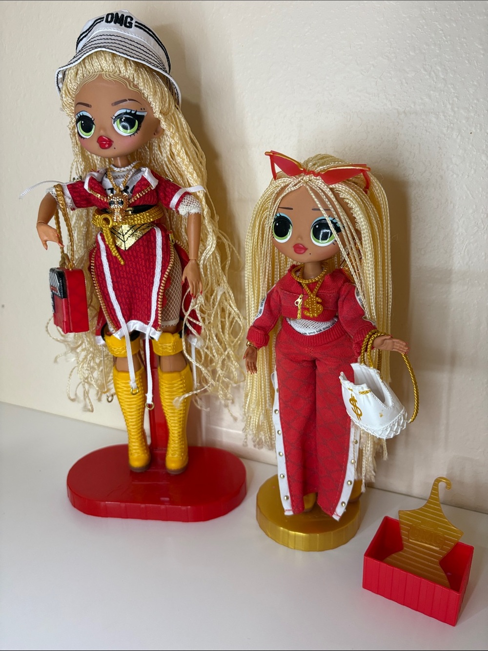 Set of. 2 L.O.L. SWAG Surprise Fierce Fashions Dolls in Red and Gold Outfits - Picture 2 of 14